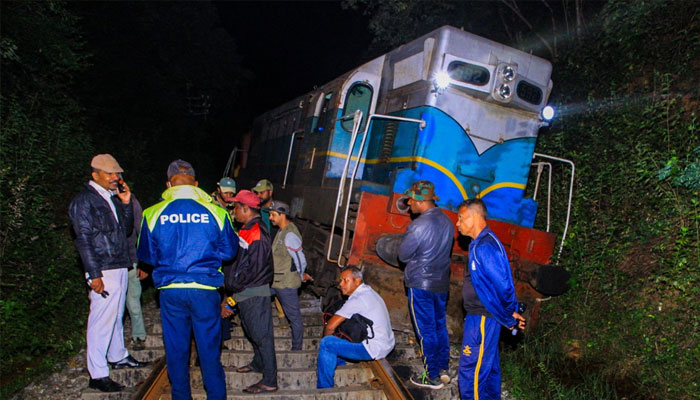 Police and railway personnel examine a derailed train at Habarana in eastern Sri Lanka. —AFP/File