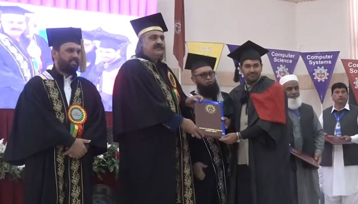 Khyber Pakhtunkhwa Chief Minister Ali Amin Khan Gandapur (2nd left) awards a degree to a graduate at the convocation of the University of Engineering and Technology (UET) on February 21, 2025. — Facebook@AliAminKhanGandapurPti