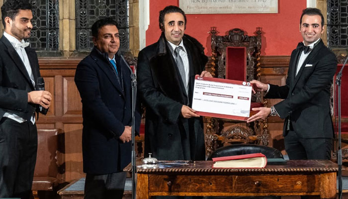 PPP Chairman Bilawal Bhutto Zardari awarding a scholarship to a student on February 22, 2025.— Instagram@oxfordpakistanprogramme