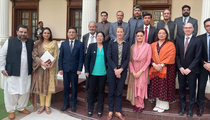 Romina Alam Khurshid, Environmental Coordinator to the Prime Minister (second right) and Marriyum Aurangzeb, Senior Minister of Punjab (third right) with UNEP officials.— unepccc.org/File