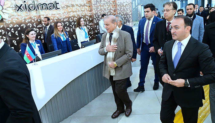 Prime Minister Muhammad Shehbaz Sharif meeting with volunteers during his visit to ASAN KHIDMAT center in Baku, Azerbaijan, 25 February 2025.—PID