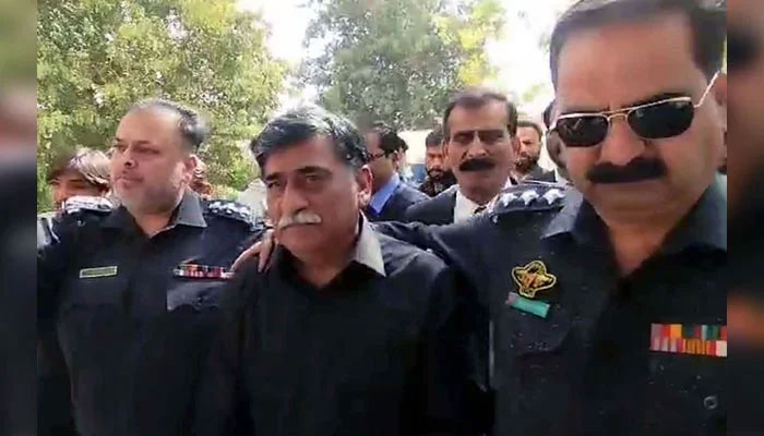 Mohajir Qaumi Movement-(MQM-Haqiqi) Chairman Afaq Ahmed (centre) is being escorted by police personnel during his appearance at an Anti-Terrorism Court in Karachi on February 12, 2025. — PPI