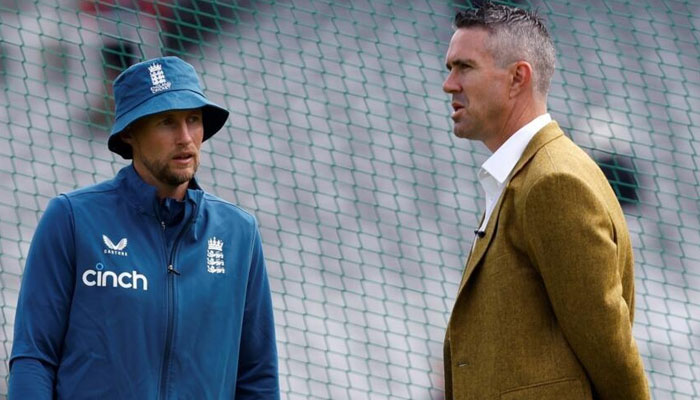 Englands Joe Root (left) speaks to former England player Kevin Pietersen at Lords. —AFP/File