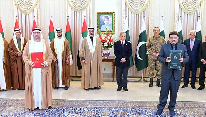 Prime Minister Muhammad Shehbaz Sharif and Crown Prince of Abu Dhabi His Highness Sheikh Khaled bin Mohamed bin Zayed Al Nahyan witness the exchange of MoUs and Agreements of cooperation between United Arab Emirates and Pakistan on 27 February 2025.— PID