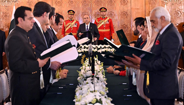 President Asif Ali Zardari administering the oath of office to Ministers of State at Aiwan-e-Sadr on 27-02-2025.—PID
