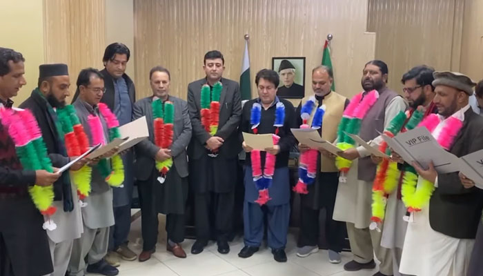 Adviser to Chief Minister on Information Barrister Muhammad Ali Saif (centre) administers the oath to the newly elected office-bearers of a press club on February 27, 2025. — Screengrab via Facebook@/BarristerDrSaif