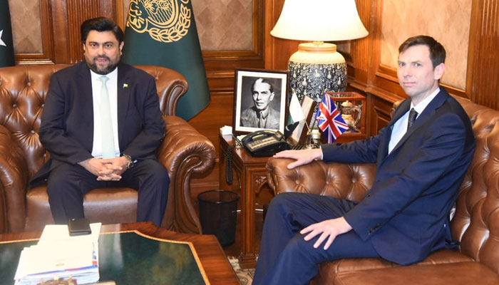 Sindh Governor Kamran Khan Tessori meets with newly posted British Deputy High Commissioner in Karachi Lance Gavin Domm (right) at Governor House on March 4, 2025. — APP