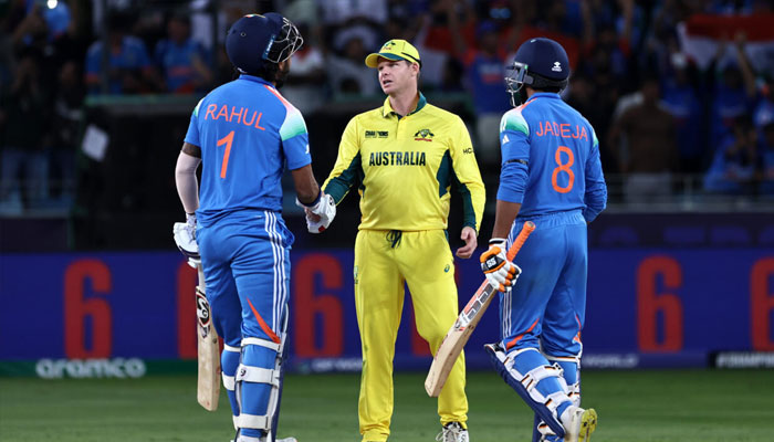 Australias captain Steve Smith (centre) shakes hands with Indias KL Rahul. —AFP/File