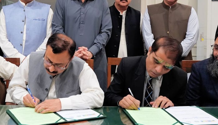 MOU signing ceremony between the Karachi Fish Harbour Authority and SSWMB on March 7, 2025. — Facebook@sswmbo