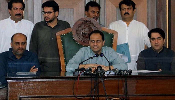 Mayor Karachi, Barrister Murtaza Wahab (centre) addresses to media persons during press conference regarding distribution of streetlights among UC Chairmen, at KMC building in Karachi on March 9, 2025. — PPI