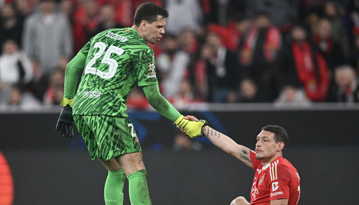 Barcelonas Polish goalkeeper Wojciech Szczesny helping a player. —AFP/File