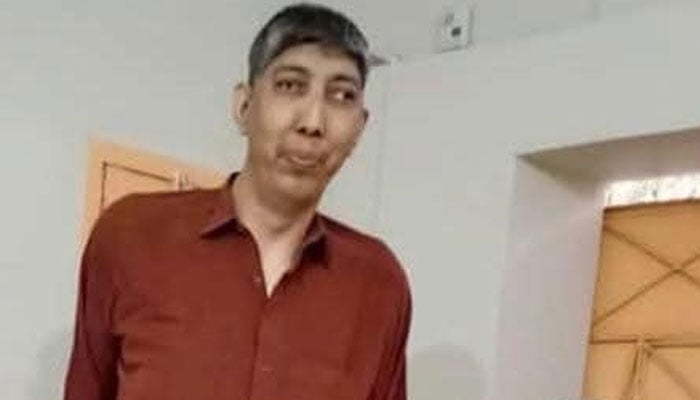 One of the tallest men in the world Naseer Soomro (late) seen in this image. — Facebook@shikarpursindhpakistan/File