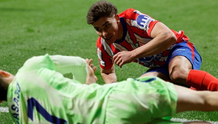 Atletico Madrid’s Argentine forward Julian Alvarez fall next to Barcelona’s Spanish midfielder Marc Casado during the Spanish league footbal match between Club Atletico de Madrid and FC Barcelona at Metropolitano Stadium in Madrid, on March 16, 2025. —AFP