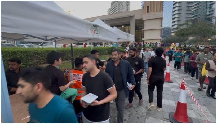 Pakistani women volunteers spreading the spirit of Ramadan by distributing iftar to underprivileged communities across Dubai. — Reporter