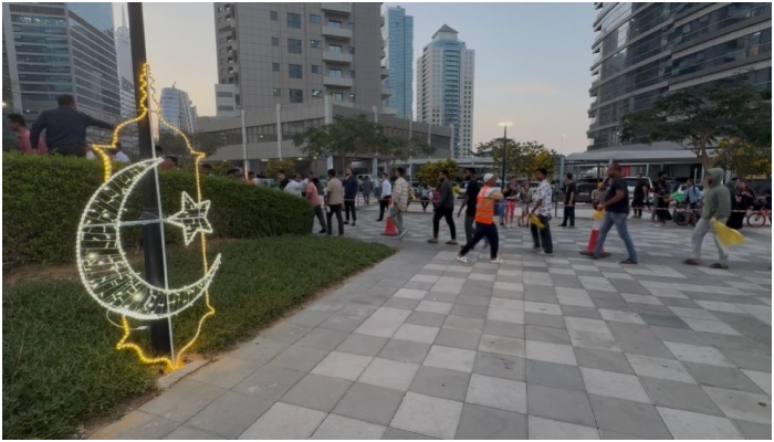 Hundreds line up to receive iftar packets during Happy Happy Ramadan” at Dubai Barsha. — Reporter