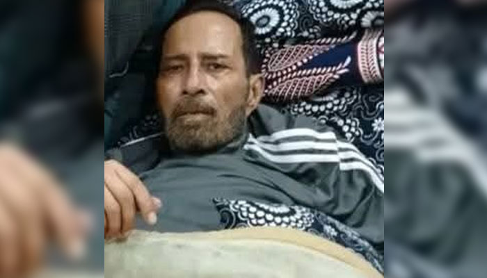 A distinguished film writer Muhammad Kamal Pasha can be seen undertreatment at a hospital. — Facebook@Nadeem Bhatti/File