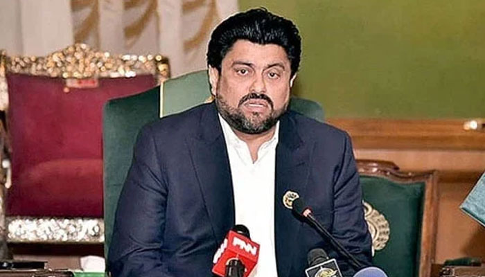 Sindh Governor Kamran Tessori addresses a press conference. — APP/File