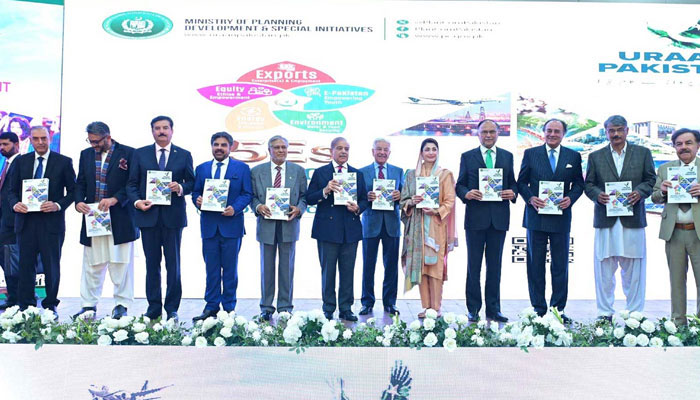 Prime Minister Shehbaz Sharif (Centre) and other dignitaries holding copies of 5-year National Economic Transformation Plan dubbed as Uraan Pakistan during its launch at a ceremony in Islamabad, December 31, 2024. — PID