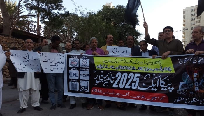 PFUJ members stage protest against the Peca 2025 law outside the Karachi Press Club. — YouTube/Geo.tv/Screengrab