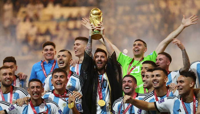Argentinas Lionel Messi lifts the World Cup trophy alongside teammates as they celebrate winning the World Cup. —Reuters/File