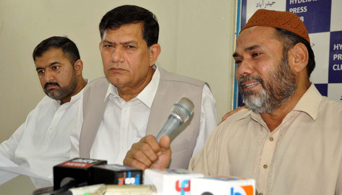 A resident of Tando Jam, Gulzar Ahmed (right), addresses to media persons during press conference, at Hyderabad press club on April 3, 2025. — PPI