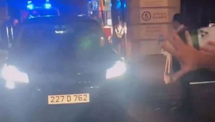 Ex-CJP Qazi Faez Isas car exits Middle Temple in London, on October 29, 2024. — YouTube/GeoNews/Screengrab