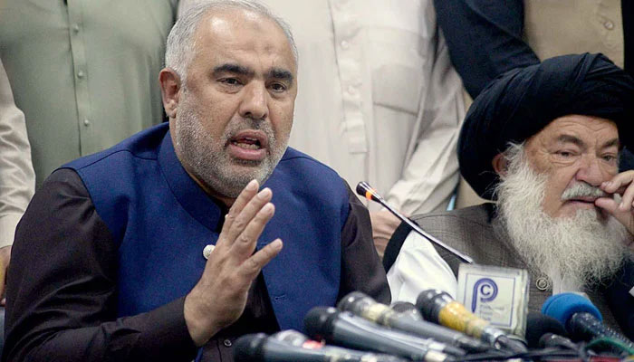 PTI leader Asad Qaiser speaks at a press conference at the press club in Peshawar on November 7, 2022. — APP