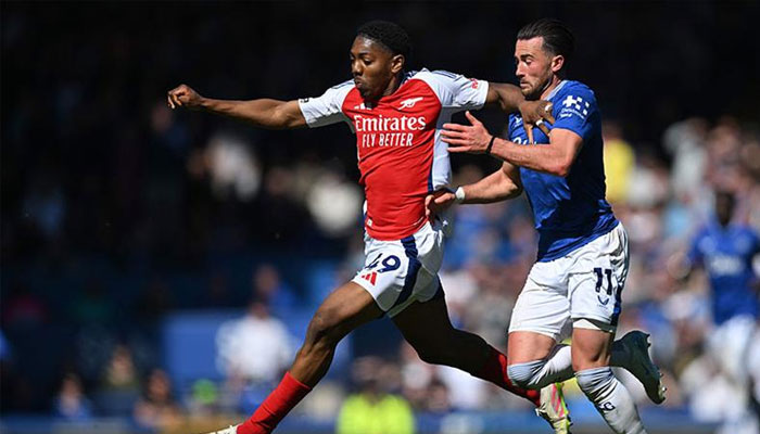 Arsenals English midfielder Myles Lewis-Skelly (left) vies with Evertons English striker Jack Harrison during the English Premier League football match between Everton and Arsenal at Goodison Park in Liverpool, north west England. —AFP/File