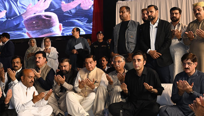 Pakistan Peoples Party (PPP) Chairman Bilawal Bhutto Zardari offering fateha at Gharhi Khuda Bux Bhuuto April 4, 2025. — Facebook@BilawalBhuttoZardariPk