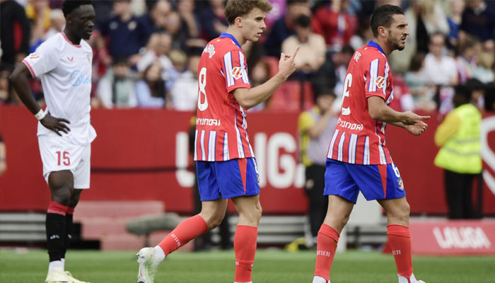 Atletico Madrids Spanish midfielder Pablo Barrios (left) celebrates scoring his teams winner at Sevilla on Sunday. —AFP/File