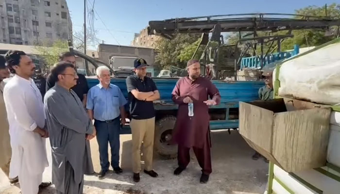 Karachi Mayor Barrister Murtaza Wahab (2nd right) visits a Karachi Metropolitan Corporation (KMC) workshop on April 5, 2025. — Screengrab via Facebook@KmcPakistan