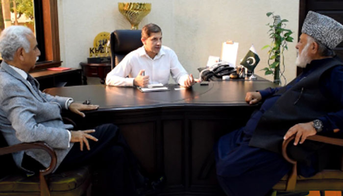 DG Sports and Youth Affairs Punjab Khizar Afzaal Chaudhry (centre) in a meeting with a delegation of TSGPA at National Hockey Stadium on April 7, 2025. — Facebook@SportsBoardPunjab