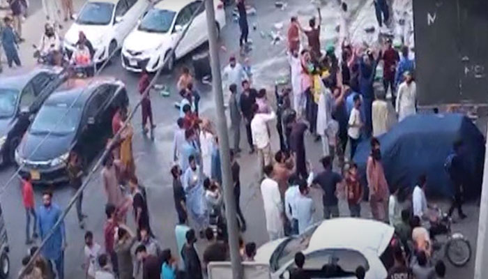 This footage shows a mob attacking an international food chains restaurant located in Karachi on April 8, 2025. — Screengrab via YouTube@geonews
