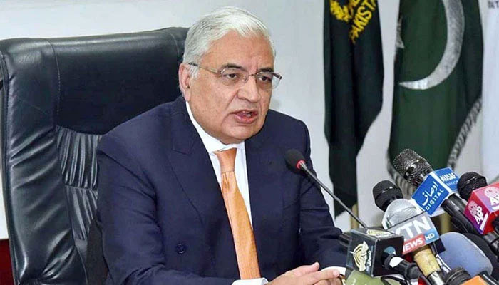 Federal Ombudsman, Ejaz Ahmad Qureshi addresses a press conference.— APP/File