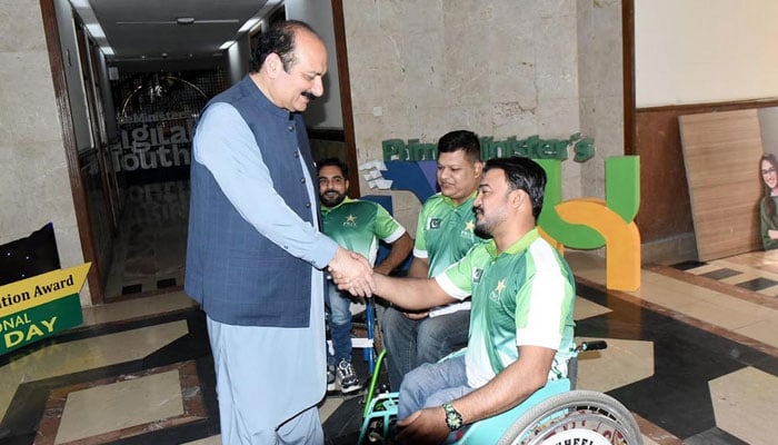Chairman Prime Ministers Youth Programme Rana Mashhood Ahmed Khan meeting the Pakistan Wheelchair Cricket team players on April 09, 2025. — NNI