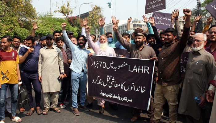 Members of Circular Road Markets Board protest demonstration against Lahore Authority for Heritage Revival (LAHR) Project, at Lahore press club on April 9, 2025. — PPI