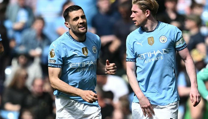 Mateo Kovacic and Kevin De Bruyne celebrate during Manchester Citys win against Crystal Palace. —AFP/File