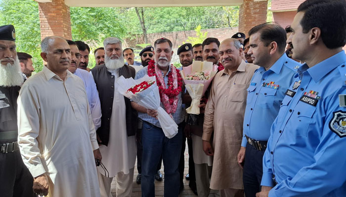 Outgoing SP Hakim Khan hold flowers bouquets during the farewell ceremony on April 12, 2025. — Facebook@islamabadpolice