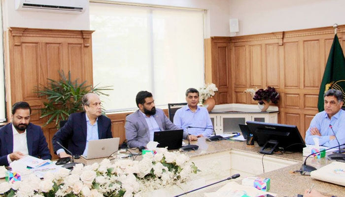 Chief Economist, P&D Board Masoud Anwar (right) chairs a high-level workshop titled “Climate-Resilient Urban Development in Punjab: Perspectives on Policy, Planning, Financing, Design, and Implementation” on April 22, 2025. — Facebook@PnDBPb