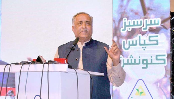 Chairman Pakistan Kisan Ittehad Khalid Hussain Khokhar addresses an event. — APP/File