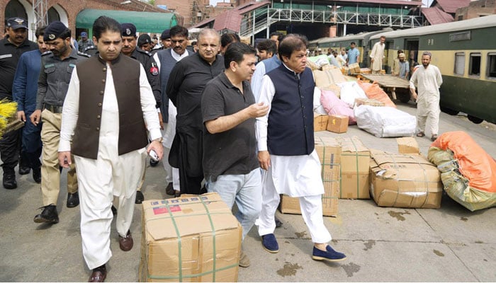 Federal Minister for Railways Muhammad Hanif Abbasi’s surprise visit to Lahore Railway Station on May 1, 2025. — APP