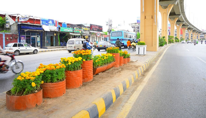 Murree Road can be seen decorated with colourful flowers in Rawalpindi on May 2, 2025. — Facebook@Parks & Horticulture Authority, Rwp
