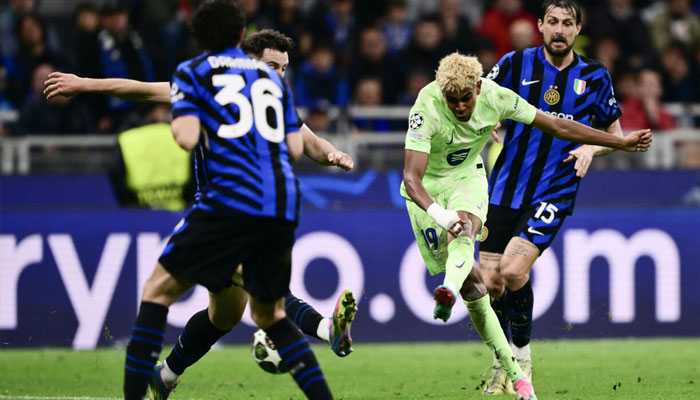 Barcelonas Spanish forward Lamine Yamal (centre) in action. —AFP/File