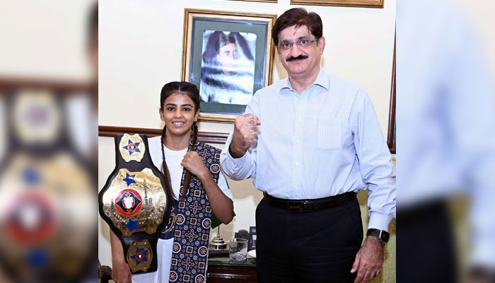 Sindh Chief Minister, Syed Murad Ali Shah boxing champion Aaliya Soomro strike a boxing pose for a group photo during meeting held at CM House in Karachi on May 8, 2025. — PPI
