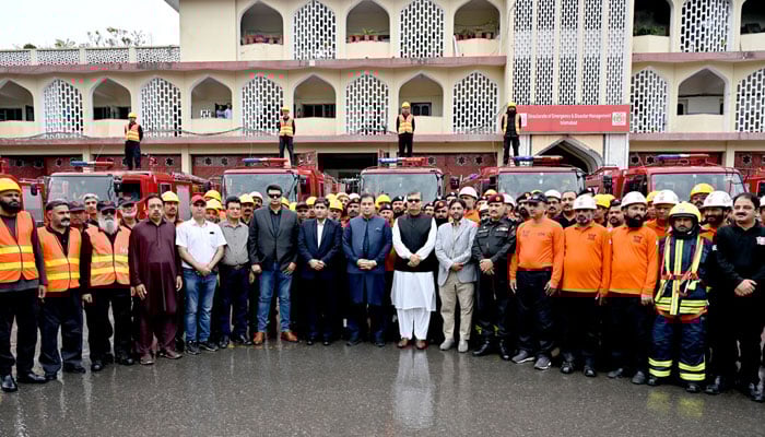 Chairman CDA, Muhammad Ali Randhawa along with Chief Commissioner Islamabad and DG Civil Defence in a group photo with the emergency response team during their visit Emergency and Disaster Management Headquarters to inspect the emergency response preparedness regarding the current situation in the federal capital on May 9, 2025. — APP