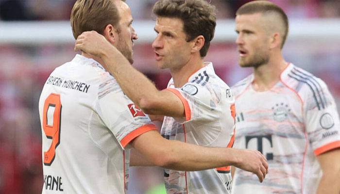 Bayern Munichs Harry Kane (left) farewells departing veteran Thomas Mueller (middle). —AFP/File