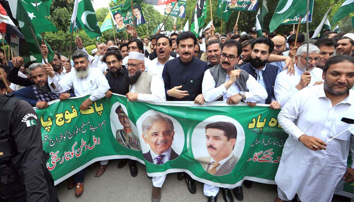 Governor KP Faisal Kareem Kundi leads a Thanksgiving Day rally along with other officials and party workerfrom Governor House to Press Club on May 12, 2025. — APP