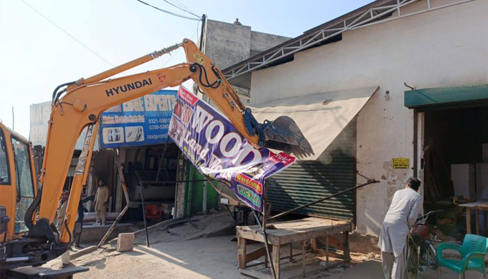 Director Land and RDA team carrying out an anti encroachment Operation on High Court Road on January 21, 2025. — Facebook@RawalpindiDevelopmentAuthority
