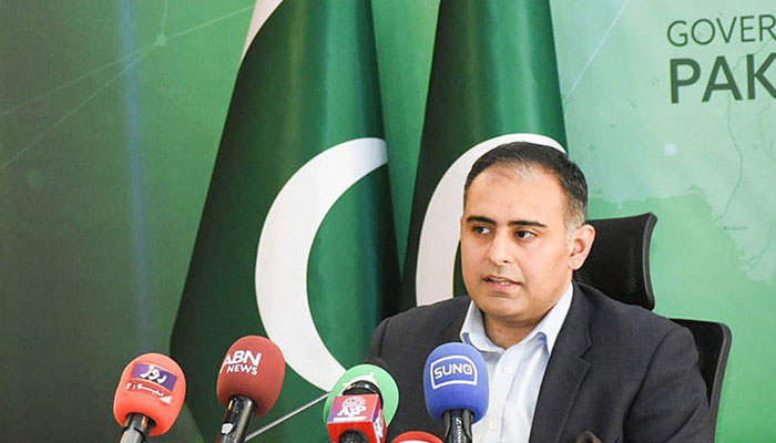 Minister of State for Railways Bilal Azhar Kayani addressing a press conference. —APP/File