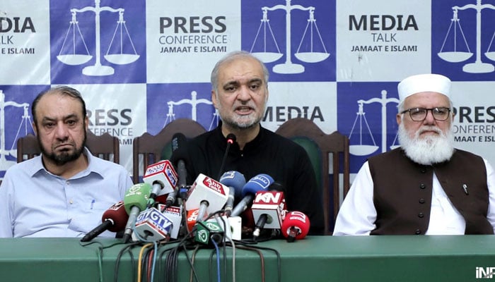 Jamaat-i-Islami Emir Hafiz Naeem ur Rehman (centre) addressing a press conference at Mansoorah on May 15, 2025. — INP